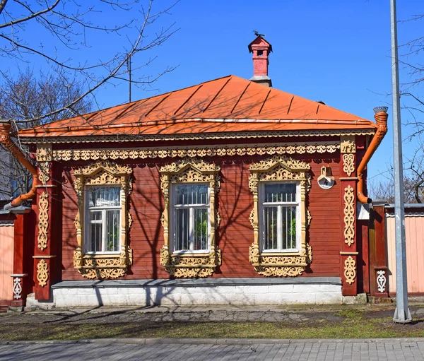 Wooden house with a decorative facade in Kolomna. Russia, Kolomna, April 2019. — Stock Image Wooden House Decorative Facade Kolomna Russia Kolomna April 2019 Stock Photo