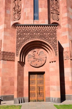 Rab'bin Transfigürasyonu Katedrali, 2013 yılında açılan Ermeni tapınak kompleksinin bir parçasıdır. Bas-rölyefler Ashot Adamyan yazarı. Rusya, Moskova, Nisan 2019.