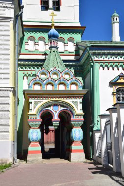 Rogozhsky mezarlığındaki Aziz Nikolaos Kilisesi 1864 yılında mimar Vasily Karneev tarafından yaptırıldı. Rusya, Moskova, Mayıs 2019.