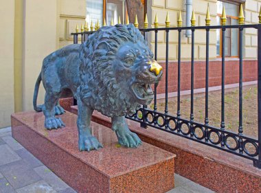 Evin önünde bir aslan heykeli evin alanına bitişik dekor unsuru olarak. Rusya, Moskova, Mayıs 2019