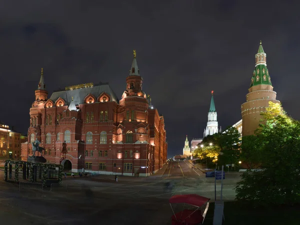 歴史的博物館とマネジ広場からクレムリンアーセナルタワーの夜景 ロシア モスクワ 2019年5月 — ストック写真