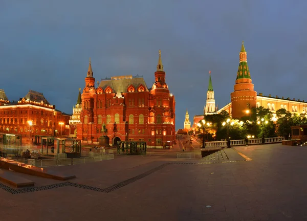 Noční Pohled Historické Muzeum Věž Kremelského Arzenálu Náměstí Manezh Rusko — Stock fotografie