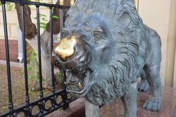 房子前的狮子雕塑 作为靠近房子区域的装饰元素 俄罗斯 莫斯科 2019年5月 — 图库照片