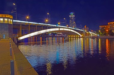 Moskova Nehri boyunca Krasnokholmskiy Köprüsü 1938 yılında mühendis V. M. Agurcia ve mimar V. D. Kokorin projesi tarafından inşa edilmiştir. Rusya, Moskova, Haziran 2019.