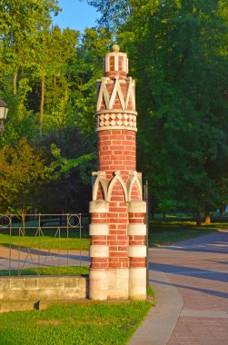 Moskova'da Tsaritsyno Sarayı kompleksi, İmparatoriçe Catherine II kararname ile 1776 yılında kurulmuştur. İnşaatı mimarlar Vasily Bazhenov ve Matvey Kazakov denetledi. Rusya, Moskova, Haziran 2019