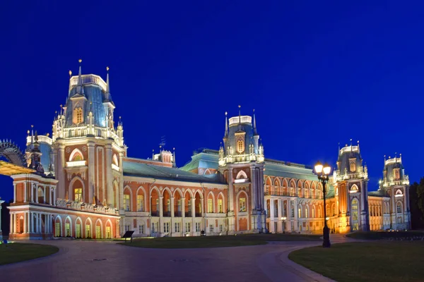 1776年にカトリーヌ二皇后の命令によって設立されたモスクワのツァリチノ宮殿複合体 建設は建築家ヴァシリー バゼノフとマトヴェイ カザコフによって監督されました ロシア モスクワ 2019年6月 — ストック写真