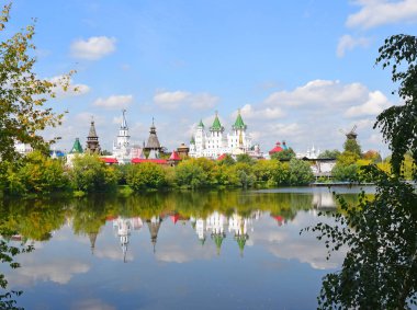 Izmailovo'daki Kremlin, 1998-2007 yÄ±llarÄ± arasÄ±nda Izmailovo manoru topraklarÄ±nda inÅ a edilen bir kÃ1/4ltÃ1/4r ve eÄ lence kompleksidir. Sekiz müze ve sergi alanından oluşmaktadır. Rusya, Moskova, Ağustos 2019