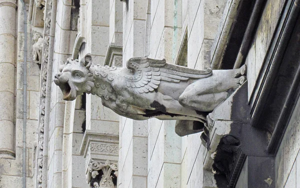 Sacre Coeur Bazilikası 1875-1914 yılında mimar Paul Abadi tarafından Montmartre tepesinin tepesinde, Roma-Bizans tarzında inşa edilmiştir. Paris, Fransa, Ağustos 2019