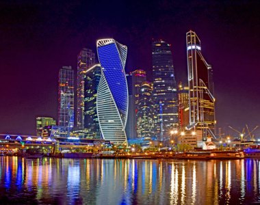Moskva Nehri kıyısında Moskova uluslararası iş merkezi Moskova-City yüksek katlı binalar. İnşaatın başlangıcı 1998. İnşaat devam ediyor. Rusya, Moskova, Ağustos 2019.