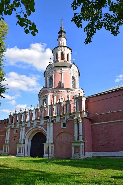 神母提克文标志的门教堂建于17世纪后期沙皇约翰 罗曼诺夫统治时期 采用巴洛克式建筑风格 建筑师未知 俄罗斯 莫斯科 2019年9月 — 图库照片