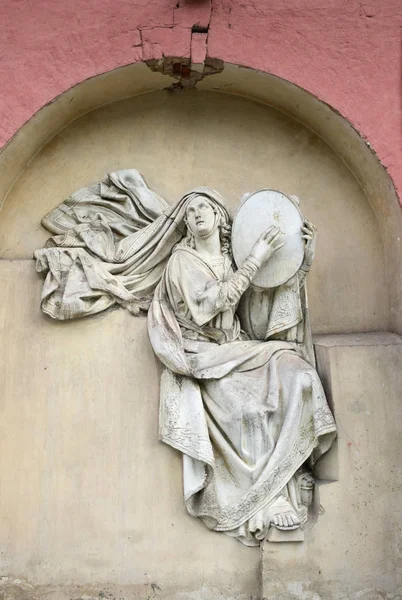 Kabartma, 1931'de yıkılmadan önce ilk Kurtarıcı İsa Kilisesi'nden kaldırıldı. Alexander Loganovsky tarafından 1847 -1949 heykelleri oluşturulan kabartmalar. Rusya, Moskova, Eylül 2019.