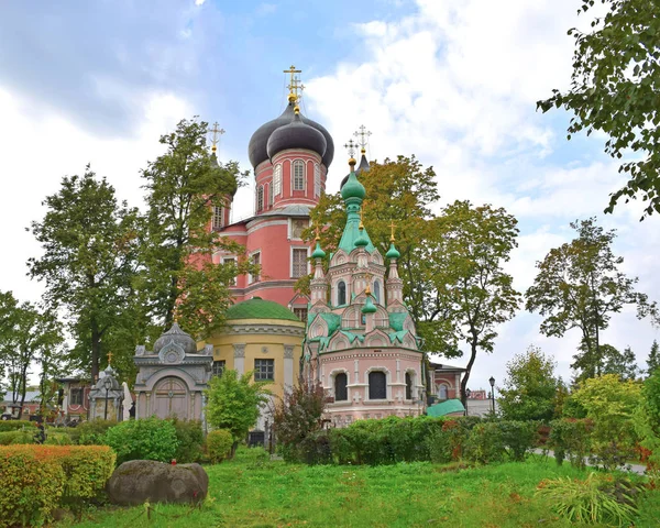 Tapınak Çar I. Peter'ın kız kardeşlerinin yemini üzerine inşa edilmiştir- Catherine ve Sophia. Katedral 1698 yılında açılmıştır. Mimar bilinmiyor. Rusya, Moskova, Eylül 2019.