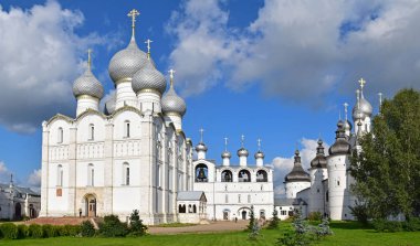 Rostov Kremlin 1680 yılında, müşteri Büyükşehir Jonah Sysoevich tek bir plana göre inşa edilmiştir. Kremlin topraklarında 5 kilise, vb vardır. Rusya, Rostov, Ağustos 2019