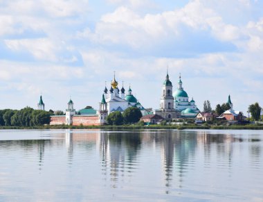 Spaso-Yakovlevsky manastırı 1389 yılında Rostov Bishop St. James tarafından kurulmuştur. 1725 - 1758 yılında inşa edilmiş büyük tapınaklar. Rusya, Rostov, Ağustos 2019
