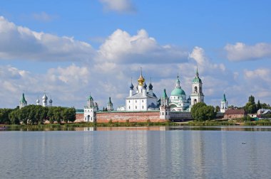 Spaso-Yakovlevsky manastırı 1389 yılında Rostov Bishop St. James tarafından kurulmuştur. 1725 - 1758 yılında inşa edilmiş büyük tapınaklar. Rusya, Rostov, Ağustos 2019
