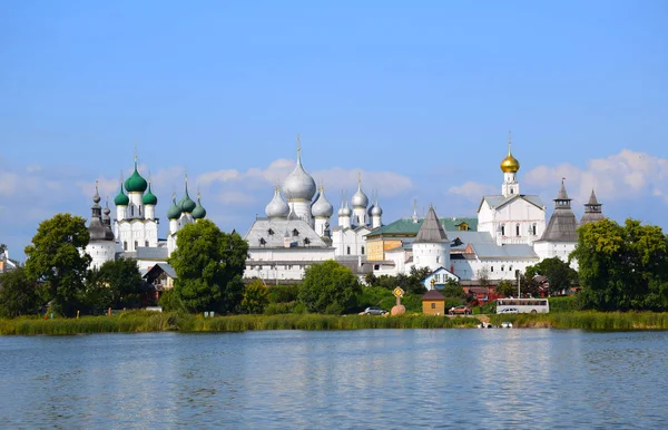 Rostov Kremlin 1650-1680-ies inşa edilmiştir., müşteri Büyükşehir Jonah Sysoevich tek bir plana göre. Kremlin topraklarında 5 kilise, çan kulesi, Kremlin odaları, vb vardır. Rusya, Rostov, Ağustos 2019