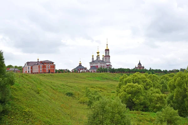 东正教的寺庙建筑群 2004年 根据苏兹达尔大主教的法令 在米哈伊洛夫斯卡娅斯洛博达组织了埃拉森的圣阿尔塞尼 俄罗斯苏兹达尔 2019年8月 — 图库照片