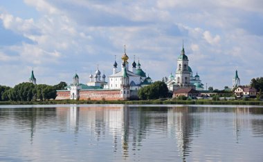 Spaso-Yakovlevsky manastırı 1389 yılında Rostov Bishop St. James tarafından kurulmuştur. 1725 - 1758 yılında inşa edilmiş büyük tapınaklar. Rusya, Rostov, Ağustos 2019