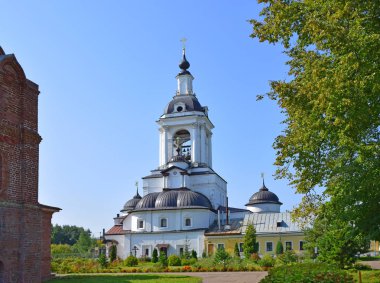 Avraam manastırının topraklarında iki kulebulunan St. Nicholas Kilisesi, 1691 yılında Jonah Sysoevich'in efendileri tarafından yaptırılıyordu. Rusya, Rostov, Ağustos 2019