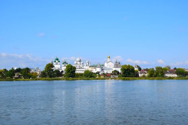 Rostov Kremlin 1650-1680-ies inşa edilmiştir., müşteri Büyükşehir Jonah Sysoevich tek bir plana göre. Kremlin topraklarında 5 kilise bulunmaktadır. Rusya, Rostov, Ağustos 2019