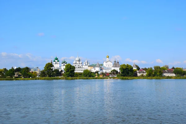 Rostov Kremlin 1650-1680-ies inşa edilmiştir., müşteri Büyükşehir Jonah Sysoevich tek bir plana göre. Kremlin topraklarında 5 kilise bulunmaktadır. Rusya, Rostov, Ağustos 2019