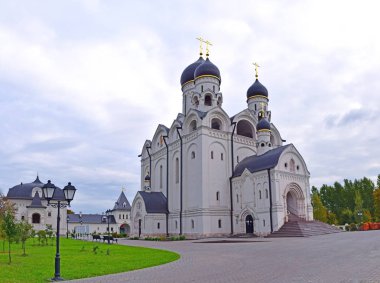 Medvedkovo 'daki Sarovlu Seraphim tapınağı 2017 yılında Mimar Alexei Mamonov tarafından inşa edilmiştir. Rusya, Moskova, Eylül 2010