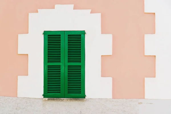 Fachada Casa Rosa Com Obturador Verde — Fotografia de Stock