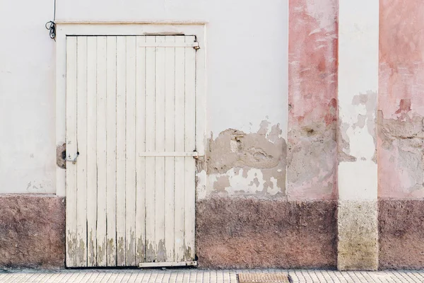 Casa Grunge Fachada Rosa Branca Porta Madeira — Fotografia de Stock