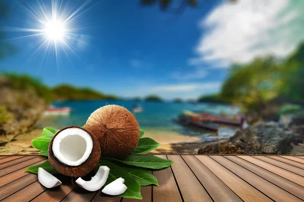 Otwarte Świeże Kokosy Plakat Letni Zamazanym Tle Wyspy — Zdjęcie stockowe
