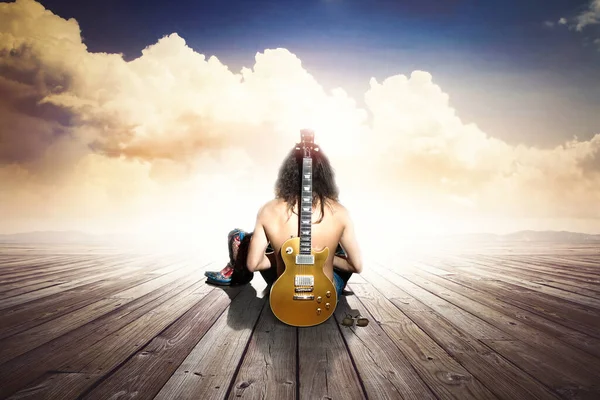 Guitare Vintage Homme Sur Surface Bois Sous Ciel Jaunâtre — Photo