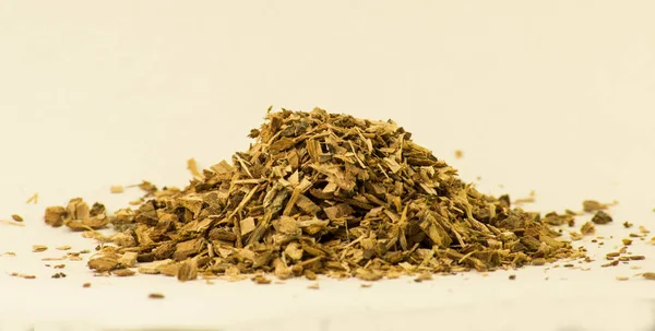 Hafif bir arka plan üzerinde toplu olarak ezilmiş meşe kabuğu