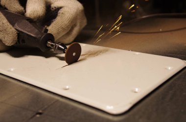 Kesme çemberinin küçük yüzey taşlama metal kesme işlemi