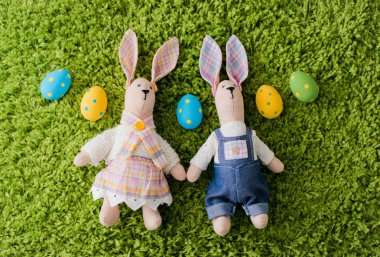 Paskalya tavşanı ve çimlerin üzerinde yumurtalar