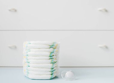 çocuk bezi bir beyaz gardrop karşı yığını