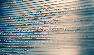 Su damlaları ile kaplı, eğimli arkaplanda su damlaları - yoğunlaşma