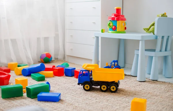 Brinquedos no chão no berçário — Fotografia de Stock
