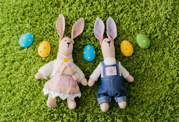 Paskalya tavşanı ve çimlerin üzerinde yumurtalar