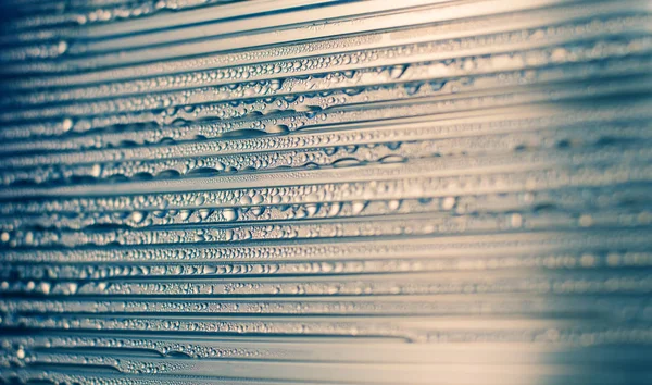 Su damlaları ile kaplı, eğimli arkaplanda su damlaları - yoğunlaşma