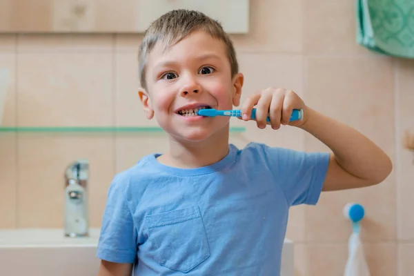 Ευτυχισμένο Παιδί Παιδί Που Βουρτσίζετε Δόντια Στο Μπάνιο Στοματική Υγιεινή — Φωτογραφία Αρχείου
