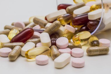 Vitaminler, omega 3, balık yağı, diyet ek ve hafif bir arka plan üzerinde bir setin kapatın, üstten görünüm tabletler