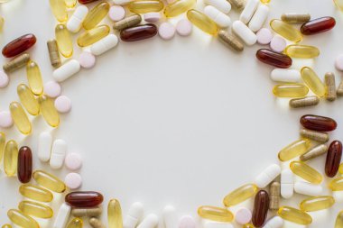 Vitaminler, omega 3, balık yağı, diyet ek ve hafif bir arka plan üzerinde bir setin kapatın, üstten görünüm tabletler