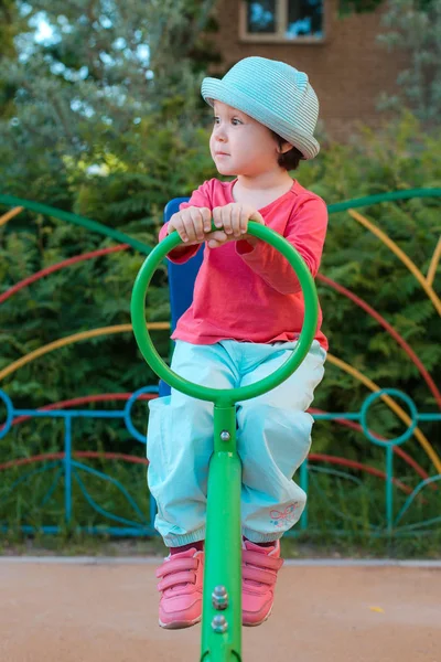 Ein Kleines Mädchen Spielt Gern Auf Dem Spielplatz Spaß Der — Stockfoto