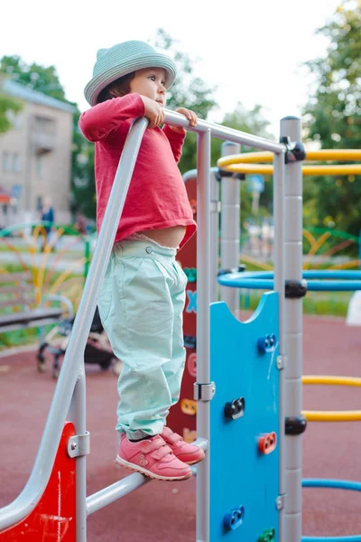 Ein Kleines Mädchen Spielt Gern Auf Dem Spielplatz Spaß Der — Stockfoto
