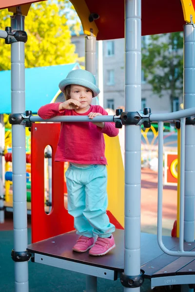 Ein Kleines Mädchen Spielt Gern Auf Dem Spielplatz Spaß Der — Stockfoto