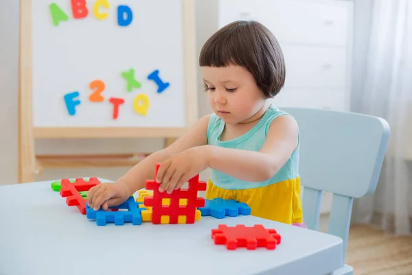 Niño preescolar 3 años jugando con bloques de juguetes coloridos. —  Fotos de Stock