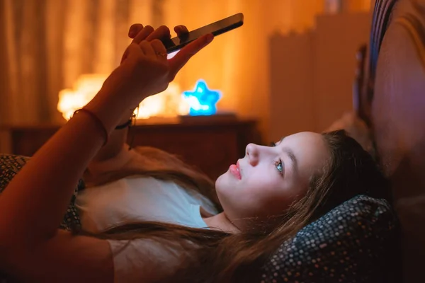 Chicas Adolescentes Tumbadas Cama Por Noche Usando Teléfono Inteligente Insomnio — Foto de Stock