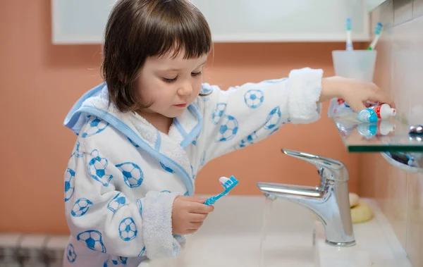 Una Niña Pequeña Niño Cepilla Los Dientes Baño Higiene Cavidad — Foto de Stock