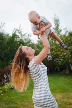 Anne oğlu aktif açık havada eğlenmek oynamak. Mutlu annelik çocukluk gençliği. Çocukların bakımı. Sağlık eğitimi, aktif dinlenme doğası. Ebeveyn çocuk eğlenceli yaşam tarzı anneler günü olan