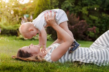 Anne oğlu oyun aktif açık havada eğlence var. Mutlu annelik çocukluk gençlik. Çocuk bakım. Sağlık Eğitimi, aktif dinlenme doğa. Eğleniyor üst çocuk yaşam tarzı anneler günü batan güneşin. Uçurtma