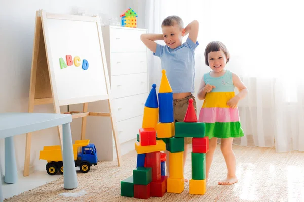 Crianças Pré Escolares Felizes Brincam Com Blocos Brinquedo Crianças Criativas — Fotografia de Stock